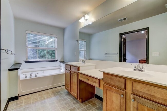 Building Photo - 1754 Oak Brook Ln NW
