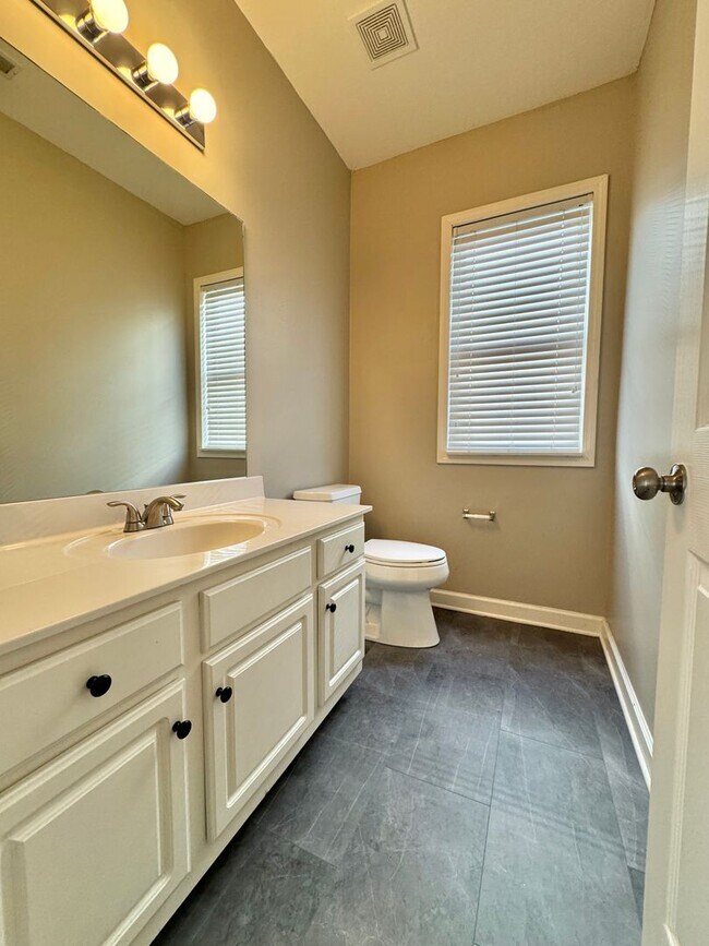 Building Photo - 3 Bed, 2 Offices, 2.5 Bath w/ 2 Car Garage in McKays Mill