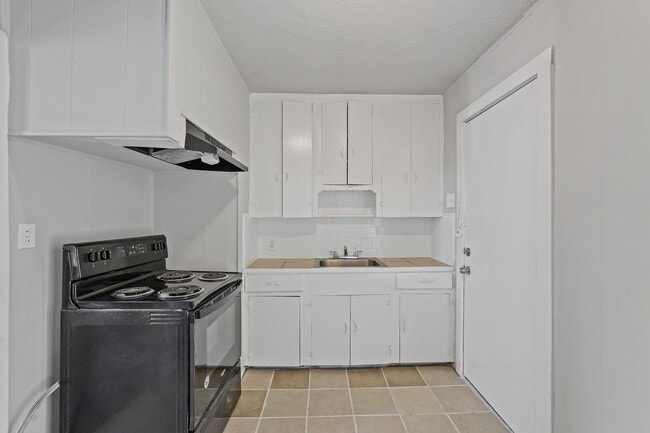 Building Photo - 10922 Oswego St