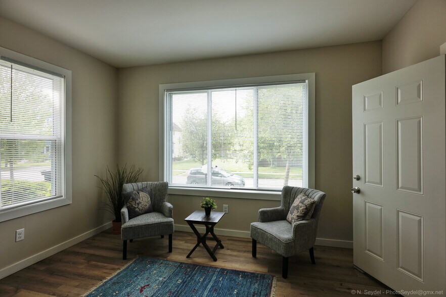 Building Photo - 266 King St