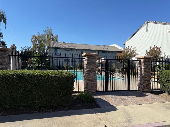 Building Photo - Parkview condo close to shopping & freeway access!