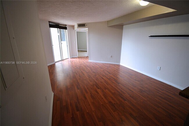 Building Photo - 102 SW 6th Ave