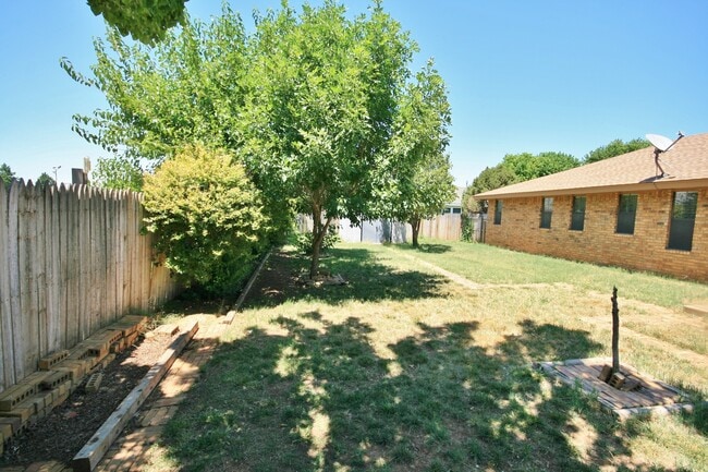 Building Photo - Zia Elementary, Hardwood Floors, Pets ok  ...