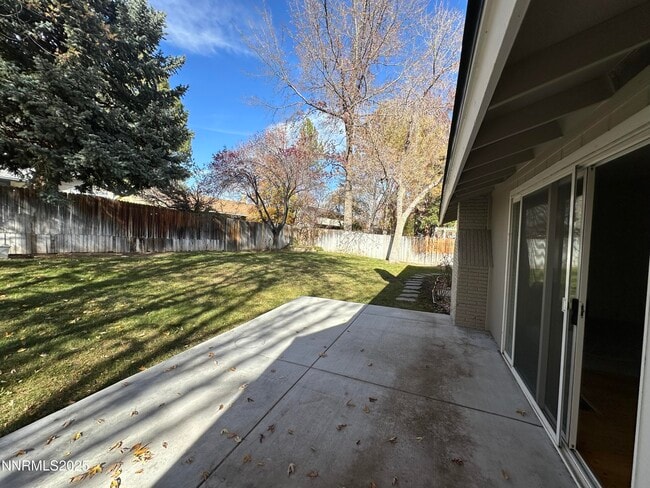 Building Photo - 835 Singingwood Dr