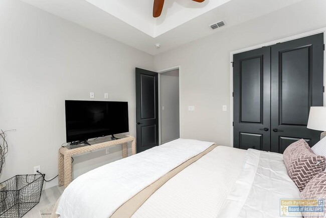 Building Photo - 100 Torrey Pines Dr