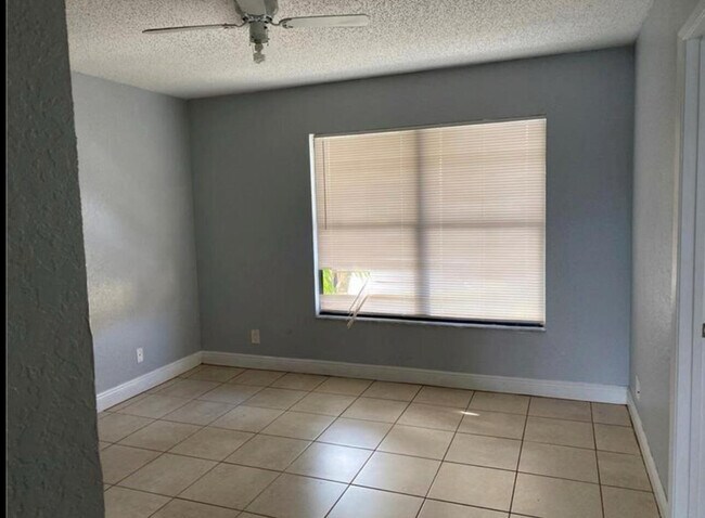 Building Photo - 1455 Lake Crystal Dr