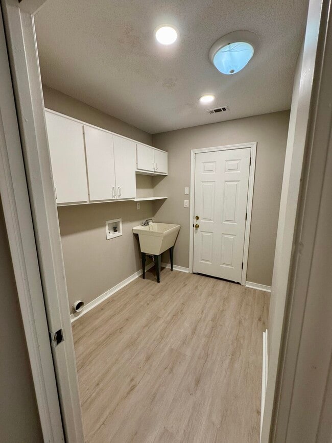 Building Photo - 529 Long Lake Dr