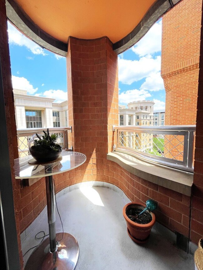 Building Photo - Luxurious living in Penn Quarter