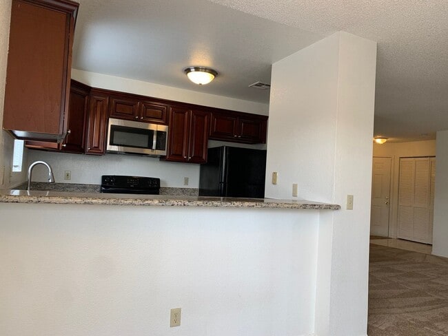 Building Photo - 2 Bed / 2 Bath Condo for Rent