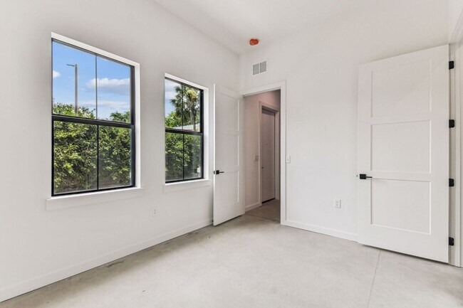 Building Photo - Canvas GWX
