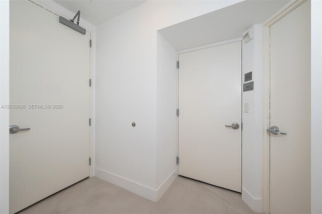 Building Photo - 16001 Collins Ave