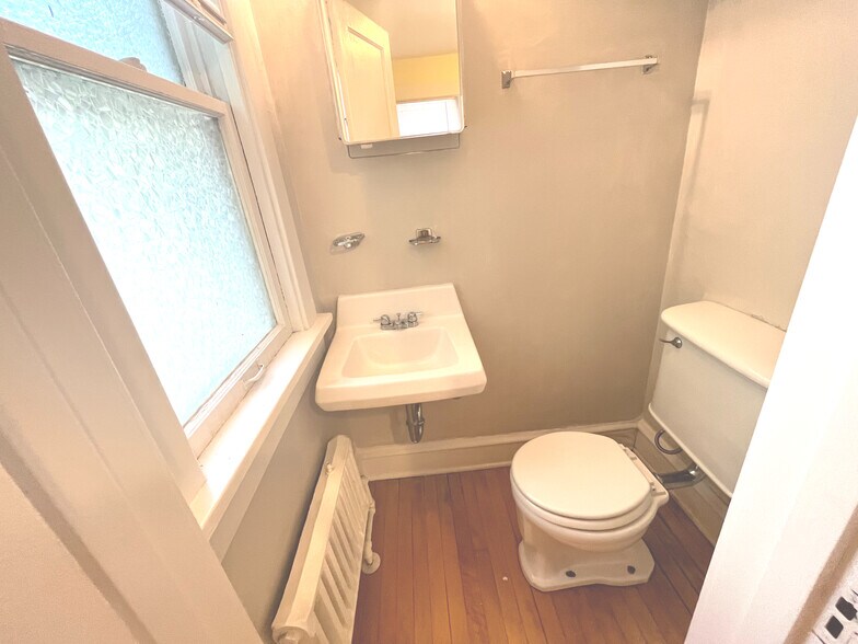 Building Photo - 2533 N Lake Dr