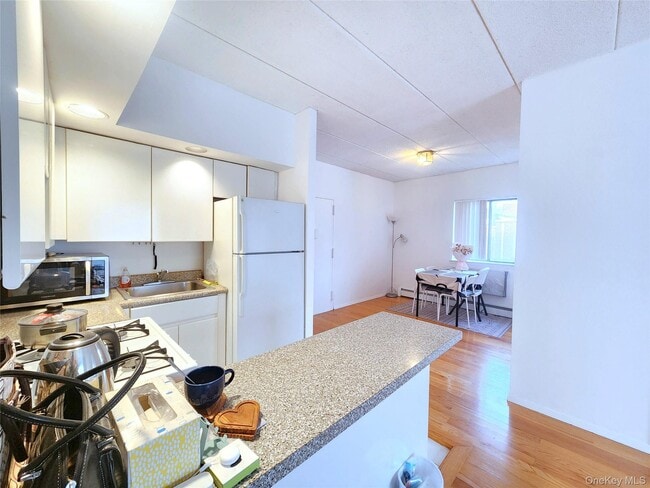 Building Photo - 149-15 Barclay Ave