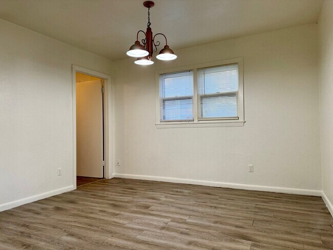 Building Photo - 3 Bedroom Home with Spacious Bedrooms