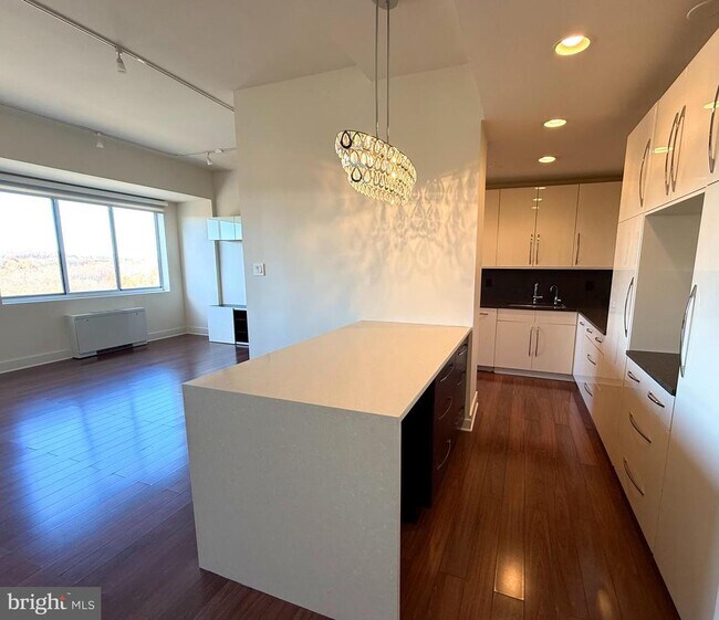 Building Photo - 10401 Grosvenor Pl