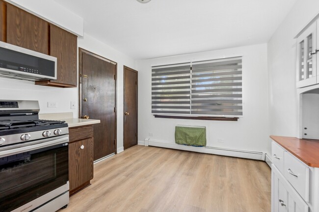 Building Photo - 15290 El Cameno Terrace