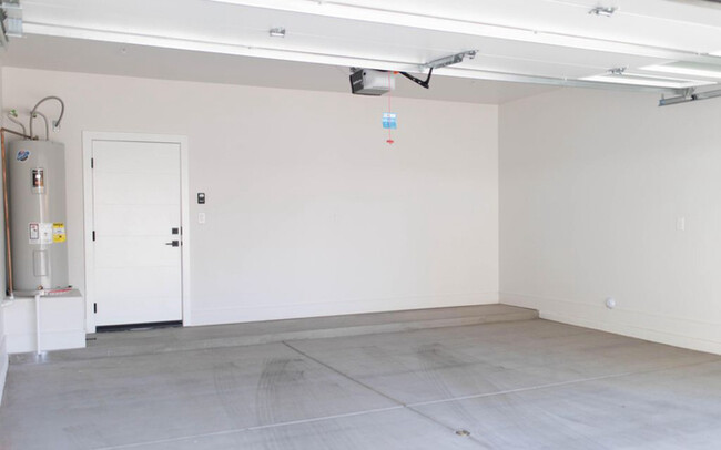 Building Photo - 165 E Lexington Ave