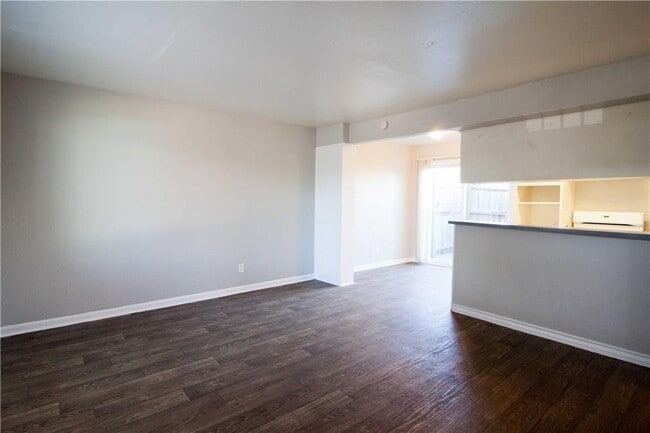 Building Photo - 2506 Manor Cir