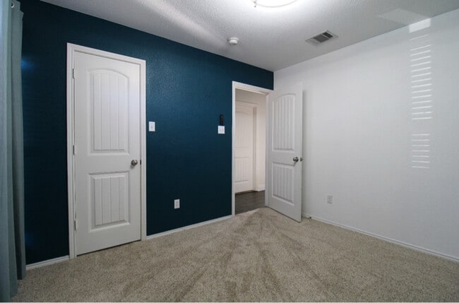 Building Photo - 1405 Meadowlark Ln