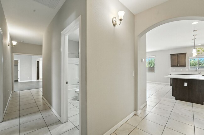 Building Photo - Welcome to this stunning 3-bedroom, 2-bath...
