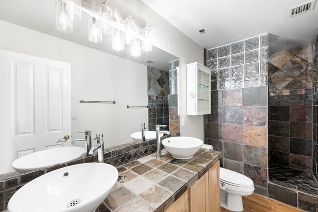 Building Photo - Spacious 1BD, 1BA Downtown Condo with Parking Spot