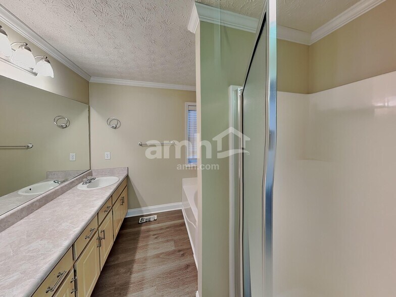 Building Photo - 887 Kendall Park Dr