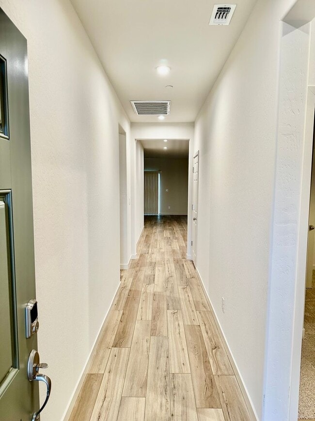 Building Photo - Lovely 3/2 Century Home In Madera