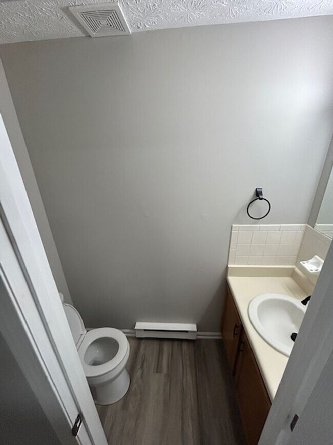 Building Photo - Rent Promotion - $500 off 2nd Month Rent if lease signed by 2/15/26.