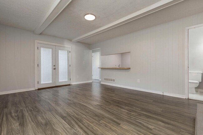 Building Photo - 6715 Six Mile Ln