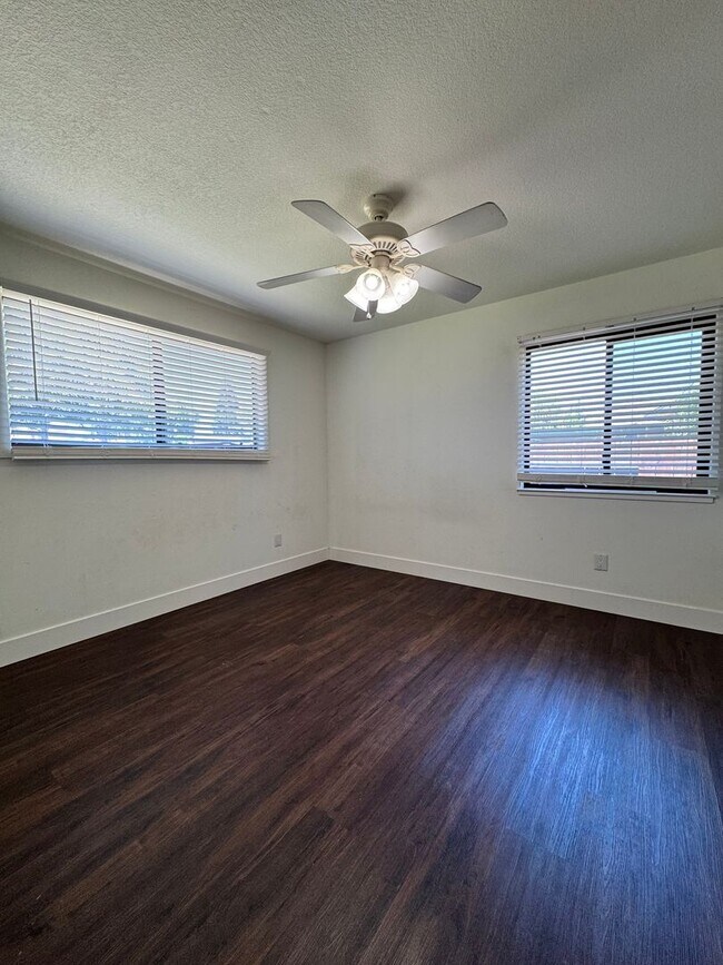 Building Photo - Available now! 3 Bed/2 Bath Home