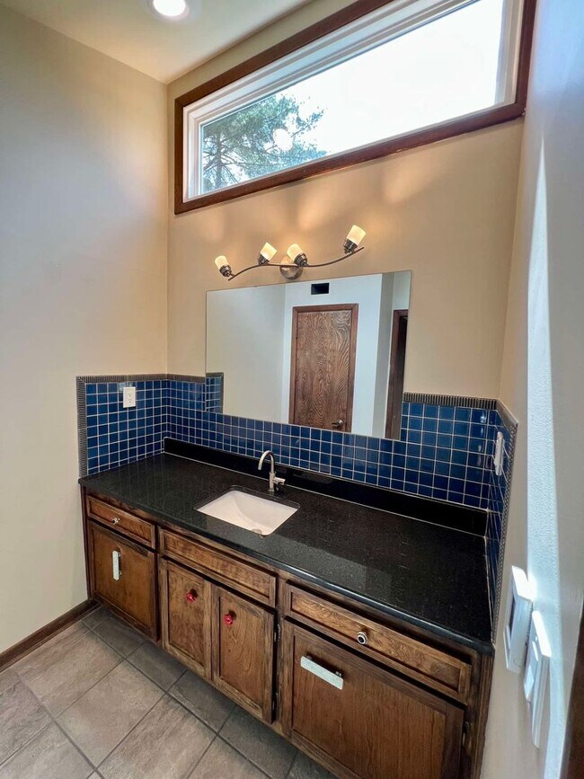 Building Photo - Cabin Style Home on Equestrian Farm *Priva...