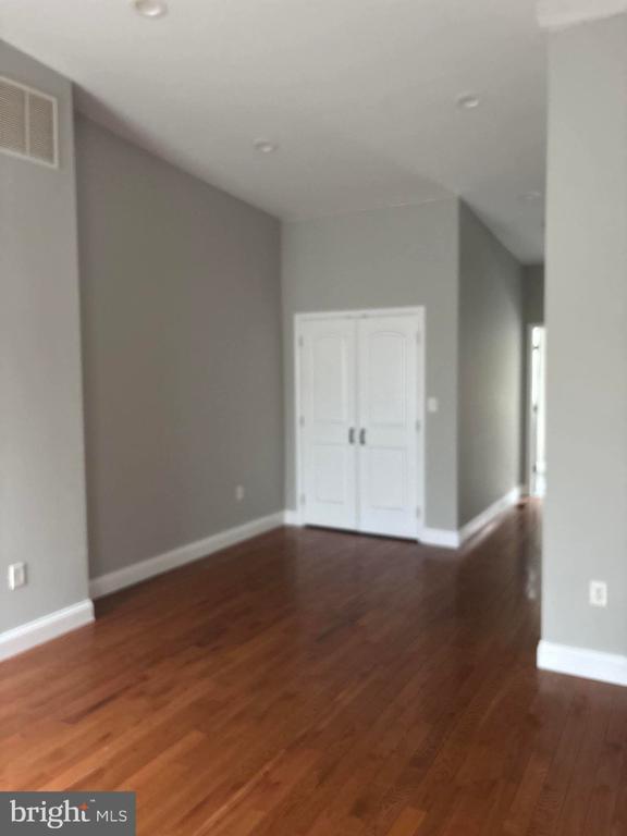 Building Photo - 411 Robert St