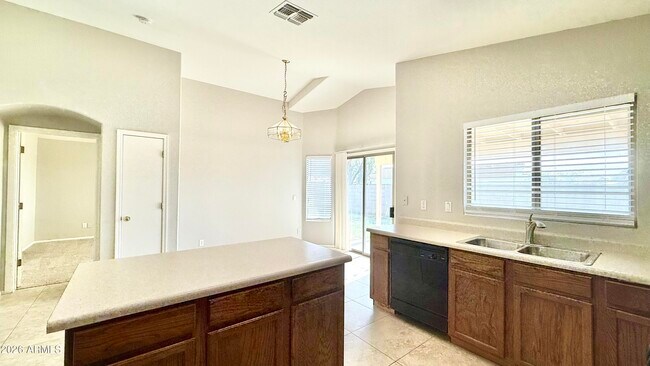 Building Photo - 1045 E Nardini St