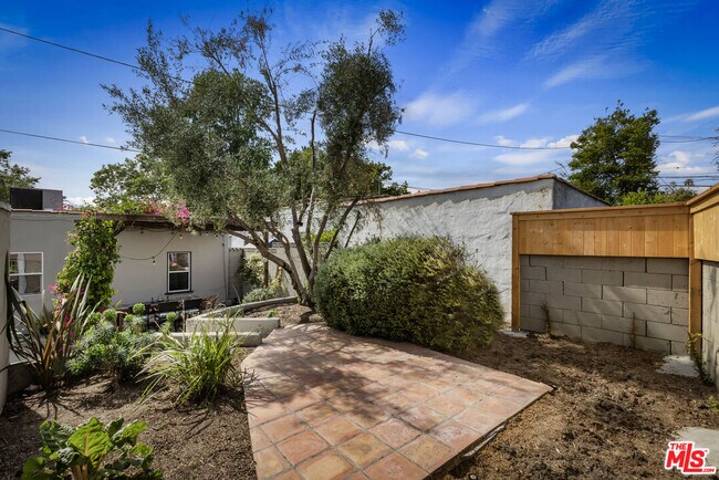 Building Photo - 3659 Glenfeliz Blvd