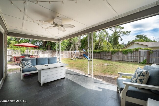 Building Photo - 972 Dostie Cir