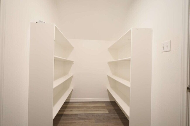 Building Photo - 9519 Braun Square