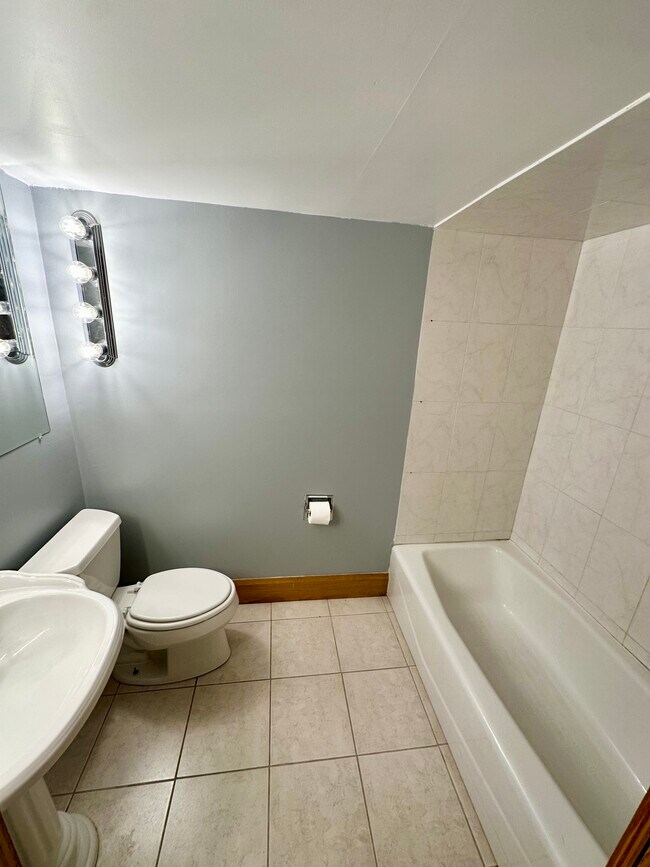 Building Photo - 7301 Glouchester Dr