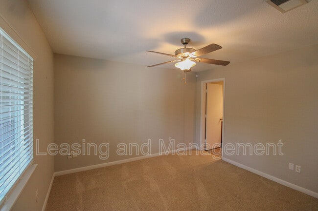 Building Photo - 271 Alexandra Dr