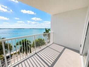 Building Photo - 1420 Brickell Bay Dr
