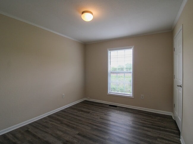 Building Photo - 122 Meadows Ln