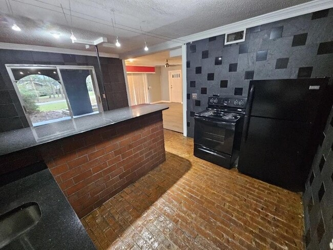 Building Photo - 215 Wendwood Dr