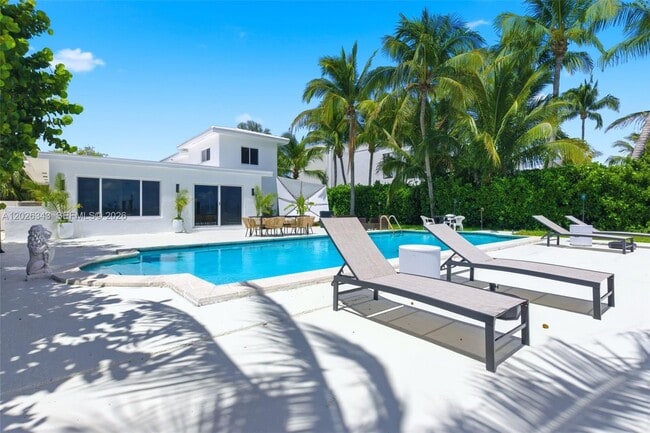 Building Photo - 1510 S Treasure Dr
