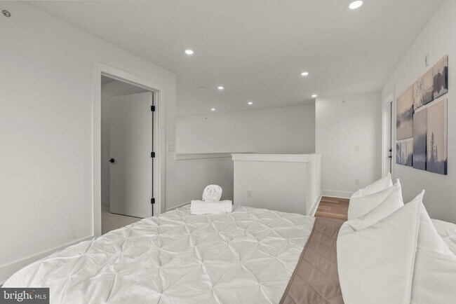 Building Photo - 416 W Girard Ave