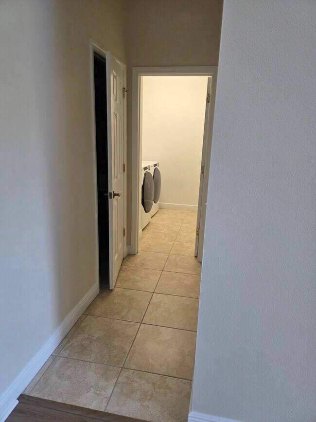 Building Photo - 2819 Roseglen Way