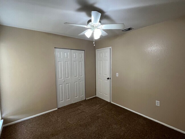 Building Photo - 103 Meadow Way