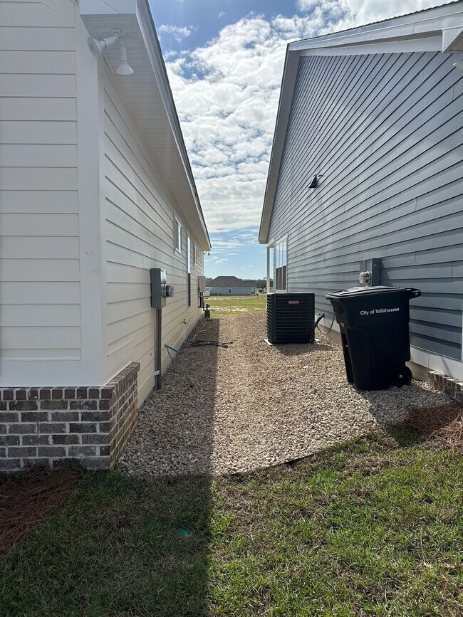 Building Photo - Gorgeous New Contsruction 3 bedroom/2 full...