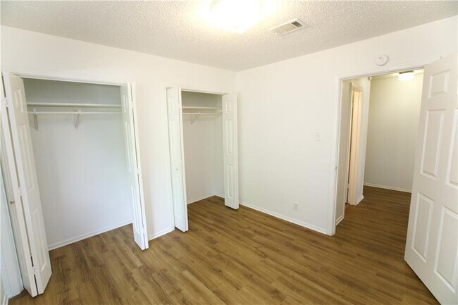 Building Photo - 8002 Sonnet Ave