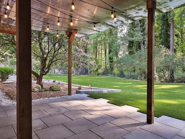 Building Photo - Remodeled Bellevue Home
