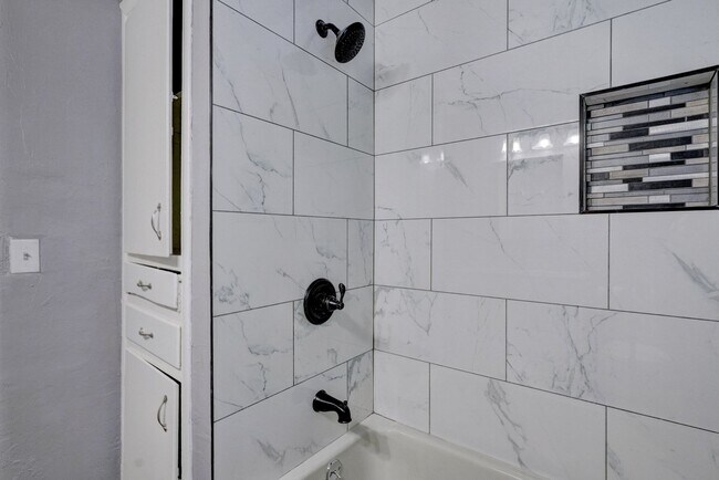 Building Photo - Stunning 3-Bedroom Property / With Shelter