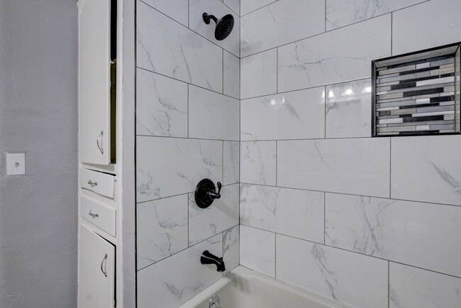 Building Photo - Stunning Remodeled 3-Bedroom Property